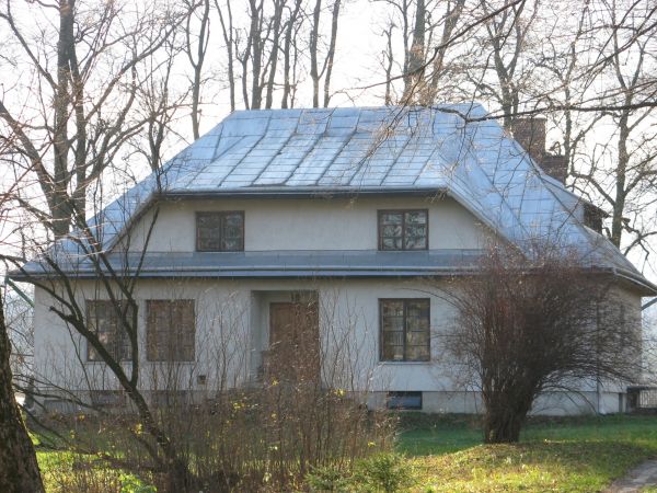 obecny dwór wzniesiono na miejscu poprzedniego - własność prywatna.