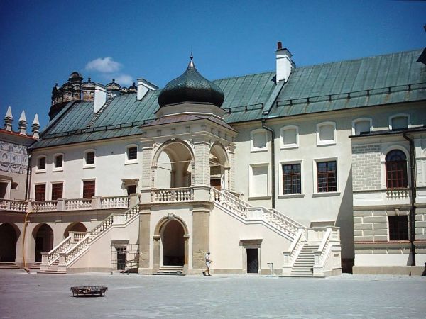 Jedna z najpiękniejszych rezydencji pałacowych w Polsce. Położona 10 km na południe od Przemyśla.  Zamek - pałac powstał w XVI wieku.  Przez kolejne lata rozbud