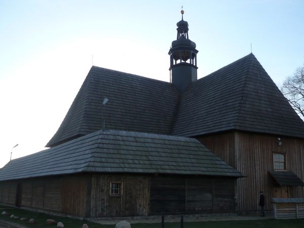 Przepiękna drewniana świątynia zbudowana na planie krzyża z czterema wejściami dookoła tak zwane soboty,rzadko spotykane w Europie.