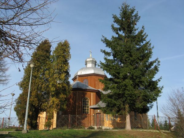 dawna cerkiew parafialna, greckokatolicka, pw. św. Jerzego, od 1946r. - kościół rzym.-kat. pw. śś. Piotra i Pawła, wzniesiona w w 1873r.