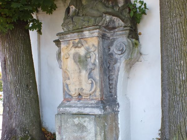 Rzeźba Piety przed wejściem na teren koscioła