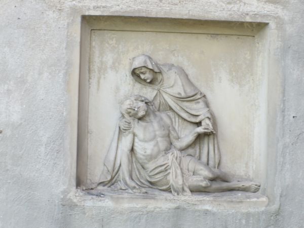 rzeźba na murze kościelnym