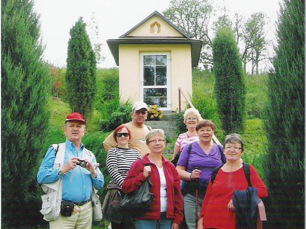 przy przydrożnej kapliczce.