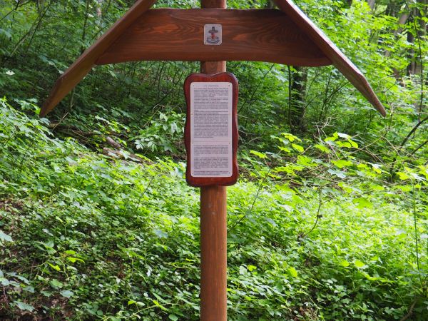 w projekcie "Ocalić od zapomnienia"  - na tablicy przypomnienie o rozstrzelaniu więźniów w Lesie Grabińskim.