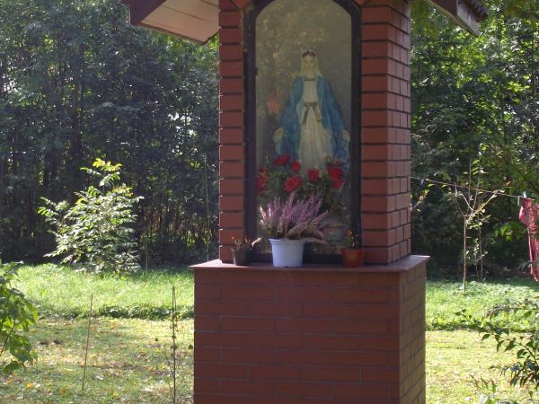 kapliczka ku czci Matki Boskiej - nieopodal dworu w Chmurówkach, przy drodze objazdowej parku, tam przez ok. 150 lat stała podobna a ta odbudowana przez miejsco