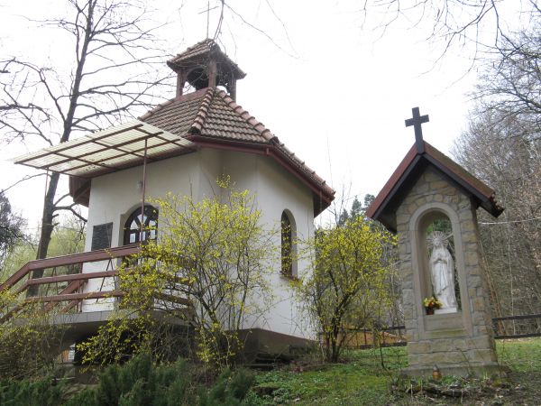 kaplica - votum w pobliżu miejsca, gdzie do 1948r. znajdował się budynek zdrojowy "Anatolówka", poświęcenie tej kaplicy pw. Dobrego Pasterza odbyło się w 1995 r