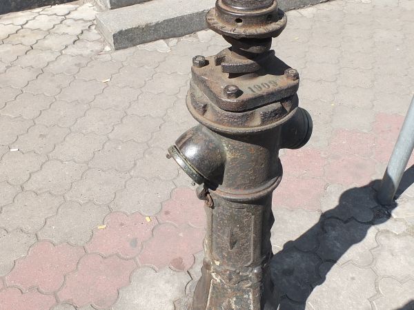 Wiekowy hydrant w rynku