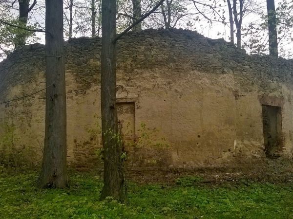 Według ostatnich badań jest to pozostałość po małej arenie do walk rycerskich. Funkcjonowała od 1600 do 1794 roku kiedy to odbył się ostatni turniej.