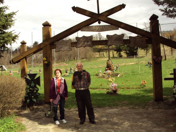 przed wejściem bramą cmentarza wojennego żołnierzy trzech imperiów z lat 1914-1915. Pochowano na nim 600 żołnierzy. A było też tak, że "od jednej matki na troje