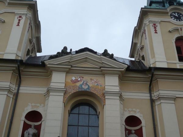 Fasada świątyni z dwoma wieżami.