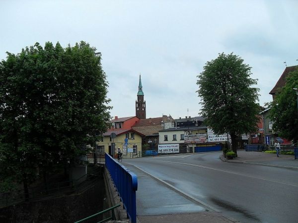 Most nad Wierzycą w ulicy Hallera, w głębi wieża kościoła św. Katarzyny
