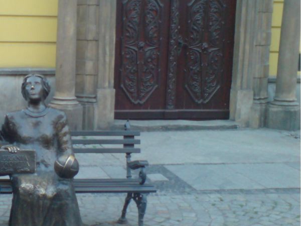 Pomnik w rynku bodajże świdnickiej poetki