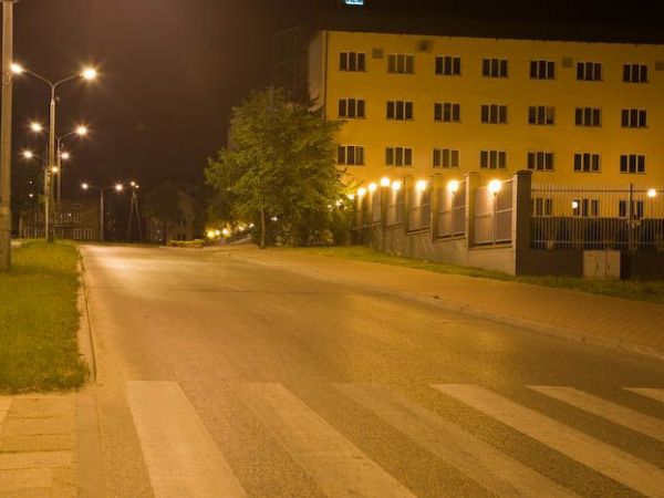 Skarżysko, widok w nocy na budynek ZEORK S. A.