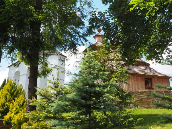 zespół cerkiewny - po gruntownym remoncie, cała bryła cerkwi powstała na nowo, podobnie jak mur kamienny którym cerkiew opasana.