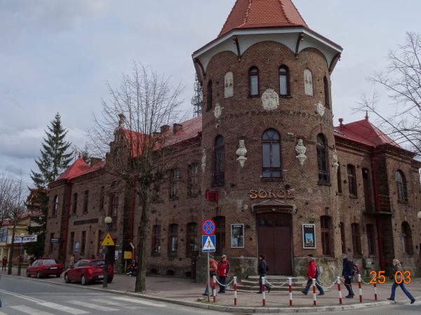 solidny gmach z wieżą w narożu to budynek - siedziba Polskiego Towarzystwa Gimnastycznego "Sokół", wzniesiony na przełomie XIX / XX wieku, po II w.św. Miejski D