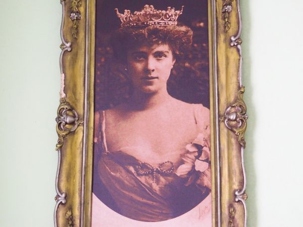 portret księżnej Daisy, z ang. Stokrotka.