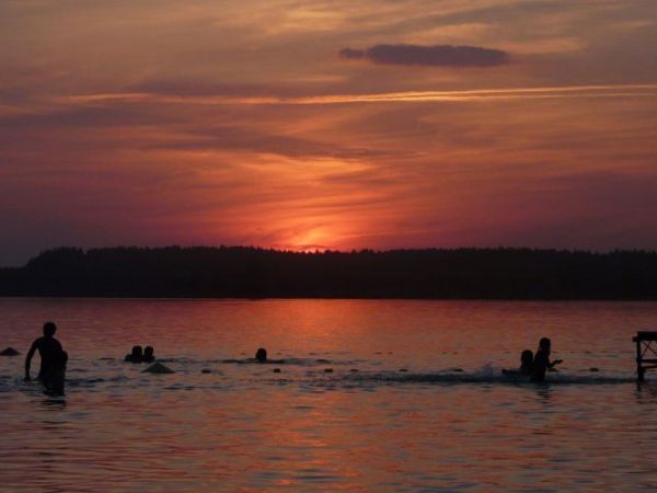 Jak widać ,kąpiele w jeziorze są od samego rana do póżnego wieczora.