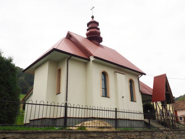 kościół pw. śś. Piotra i Pawła, wzniesiony w l.1912-13, filialny, w dzielnicy  Zabrodzie, blisko Zalewu Myczkowieckiego a za nim na zboczu g. Koziniec do niedaw