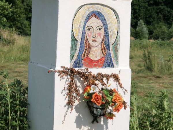 We wsi jest też sporo budynków z XVIII i XIX wieku, w tym okazałe zagrody kamienice i kapliczki.