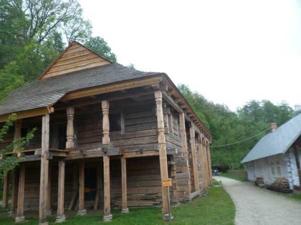 synagoga - bożnica żydowska - rekonstruowana, przeniesiona z Połańca.