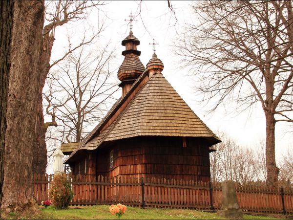 Drewniana cerkiew greckokatolicka p.w. Narodzenia NMP w Łodzinie. Zbudowana w 1743 roku. Obecnie filialny kościół rzymskokatolicki .