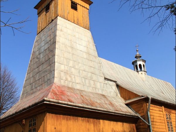 Kościół filialny pw. św. Jana Chrzciciela wzniesiony zapewne ok. poł. XVII w. (wg tradycji jeszcze w XVI w.). Wielokrotnie restaurowany i przebudowywany.  Wokół
