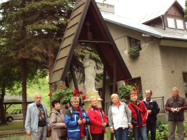 przed: w pobliżu kościoła XIXw. kamienna figura MB Niepokalanie Poczętej - ufundowana w 1880r. przez  Anielę Kraińską - żonę właściciela dworu i wsi, figura prz