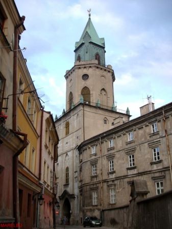 Wieża Trynitarska wchodziła w skład zabudowań kolegium jezuickiego.  W roku 1627 podwyższono ją i przeznaczono na dzwonnicę. Po kasacie zakonu jezuitów przeszła