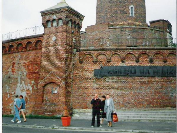 przed: latarnią morską, zbudowaną na starym forcie - 1770r. Na parterze muru latarni: tablice upamiętniające tych, co zginęli na morzu.