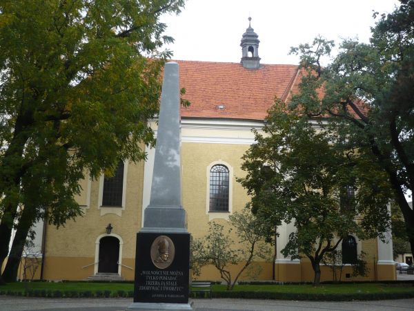 Na przeciwko kościoła Piotra i Pawła obelisk pamięci bł.Ojca św. Jana Pawła II.