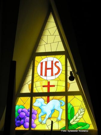 Kozioł. Malowane witraże w oknach w kościele Najświętszego Serca Jezusowego w Koźle