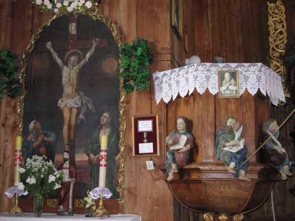 Część wyposażenia kościoła pochodzi z innych świątyń.    Rzeźby i detale snycerskiej z XVIIIw. pochodzą też z kościoła franciszkanów w Przemyślu. Na koszu ambon