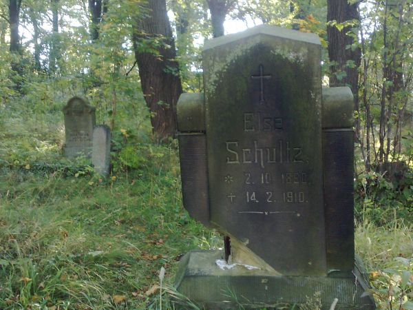 Pow. wałbrzyski gm. Mieroszów stary cmentarz przy  kościele ewangelickim  z 1742 r.