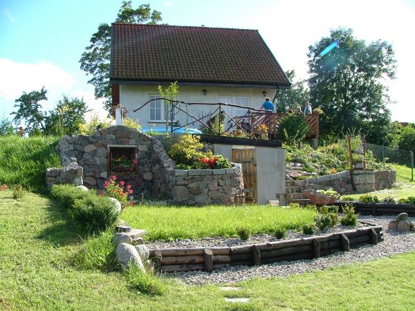 Uroczy domek na skarpie.