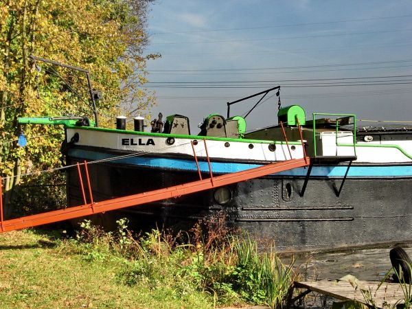 Barka ELLA siedziba Bydgoskiego Klubu Motorowodnego MORS