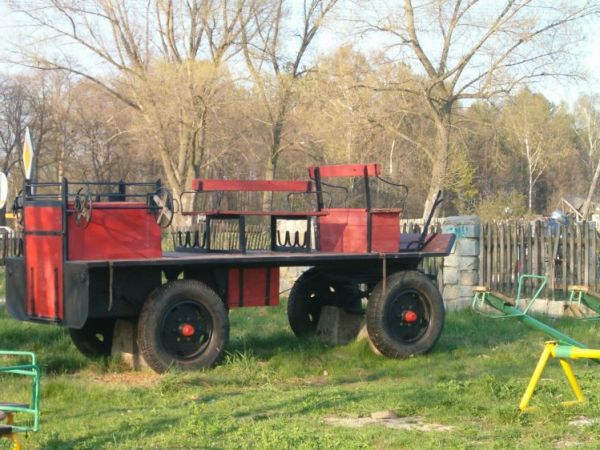 Nasz nabytek dla OSP od życzliwego strażakom mieszkańca Marszowa - wóz konny do przewozu motopompy, węży no i oczywiście strażaków.