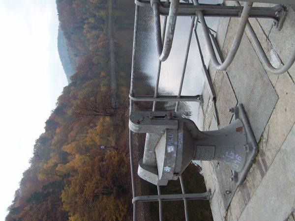 Zapora wodna 44 m wysokości i 230 m długości. Została wybudowana w latach 1914- 1917.