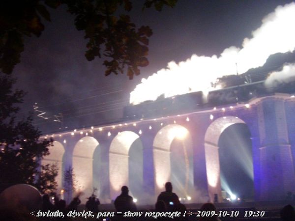 Przejazd pociągu retro w trakcie show "Światło, dźwięk, para".