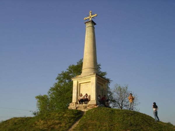 Zawieprzyce - kopiec z monumentem , jako forma dziekczynna Atanazego MIĄCZYŃSKIEGO  (owczesnego wlasciciela Zawieprzyc), za jego szczesliwy powrot z odsieczy wi