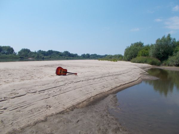 Brzostków na muzycznej antenie  .Pierwsza o gitarach w Polsce , śpiewała Karin Stanek "300 tys.gitar" .  Gitara na plaży to jedna z nich , która później stała s