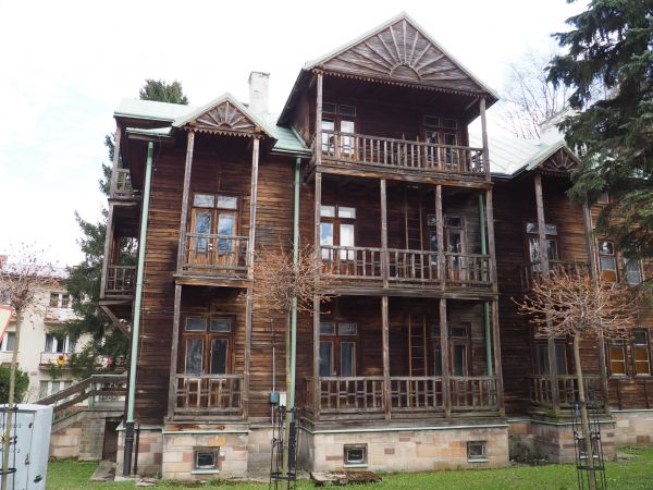 w centrum kurortu : zabytkowy obiekt uzdrowiskowy "Mały Orzeł" - w stylu szwajcarskim, z werandami.