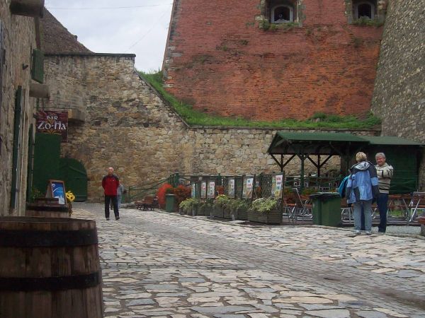 Twierdza Kłodzko  – dobrze zachowana, duża twierdza w Kłodzku będąca systemem obronnym z okresu XVII i XVIII wieku. Spis treści