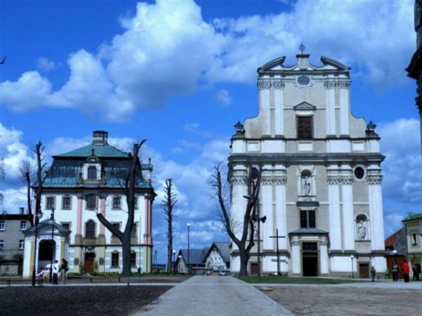 Klasztor z 1242 roku .Po przebudowach stal sie perla baroku .Przez setki lat opactwo Cystersow . W 1946 r. osiedlily sie tu SS Benedyktynki ze Lwowa .-- http://