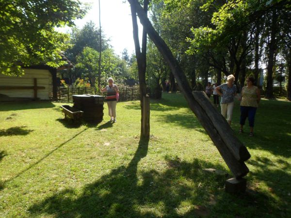 przy studni - obudowanej deskami w kształt kwadratu, poniżej zaś kamieniem w kształcie koła, wodę czerpano konwiami przy pomocy żurawi, noszenie wody odbywało s