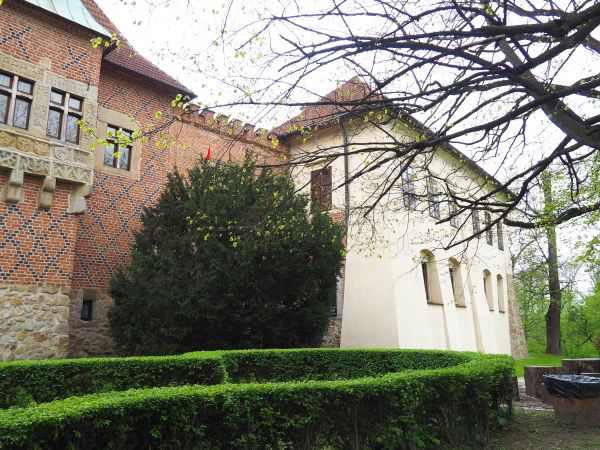 otoczenie wejścia głównego zamku - tam rozpoczyna się zwiedzanie, polecam : koniecznie obejście zamku - reprezentuje wyjątkowej urody typ budowli fortecznej - t