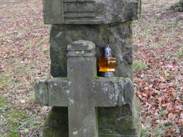na cmentarzu greckokatolickim, przed - obok i wśród interesujących kamiennych krzyży nagrobnych, przeważnie z pocz. XX wieku.