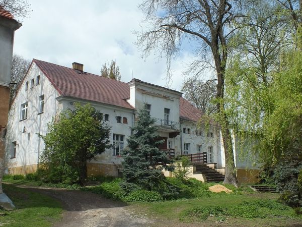 Wśród zabudowań folwarcznych dawny dwór