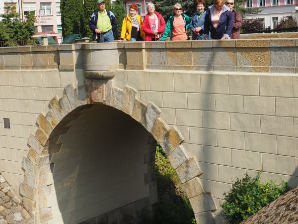 potok Iwonka - tak jest zwany przez miejscowych albo Potok Iwonicki - on tu ujarzmiony ale niegdyś trudna przez niego przeprawa no a na starym Węgierskim Szlaku