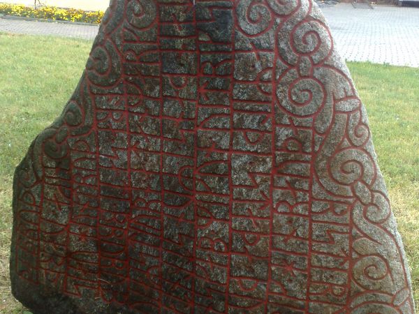 Przed pałacem Anny Wazówny w roku 1998 z okazji 700-lecia miasta umieszczono dwa pamiątkowe kamienie. Jeden z nich z pismem runicznym jest prezentem mieszkańców