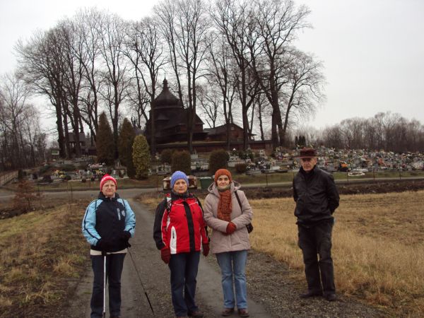 zespół cerkiewny - "opasany" pełnym parkanem a w nim brama - bo pogrzeby, śluby, odpusty i osobną furtką - dla wiernych tego obrządku i turystów /w galerii/.